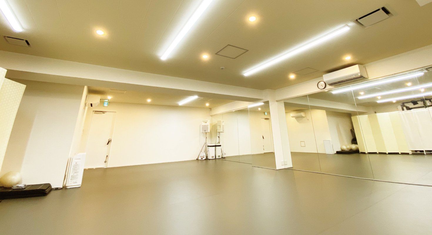 69㎡の広い空間で、のびのびとトレーニングが可能です。
ファンクショナルトレーニングやサーキット、ダンスやヨガも可能な大広間です。