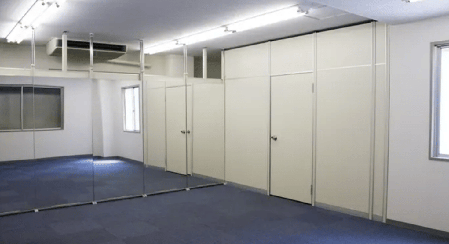 壁一面の鏡を使ってスタジオとして活用できます。
長机や椅子を使用して、会議スペースとしても利用可能です。