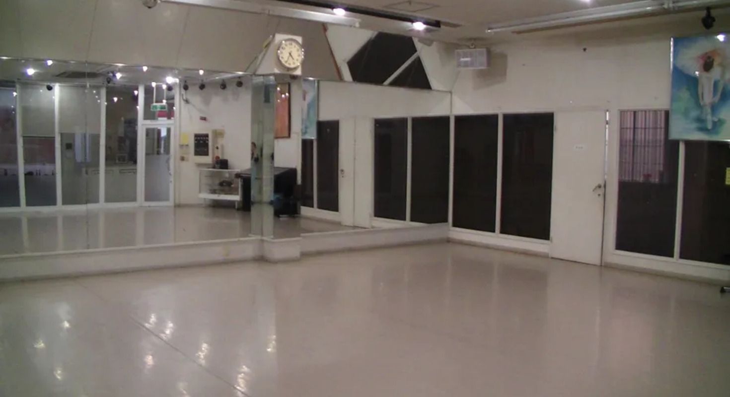 大型鏡と高い天井、こだわりのフロアでのびのびとご利用いただけます /吉田夏子ミュージカルセンターの室内