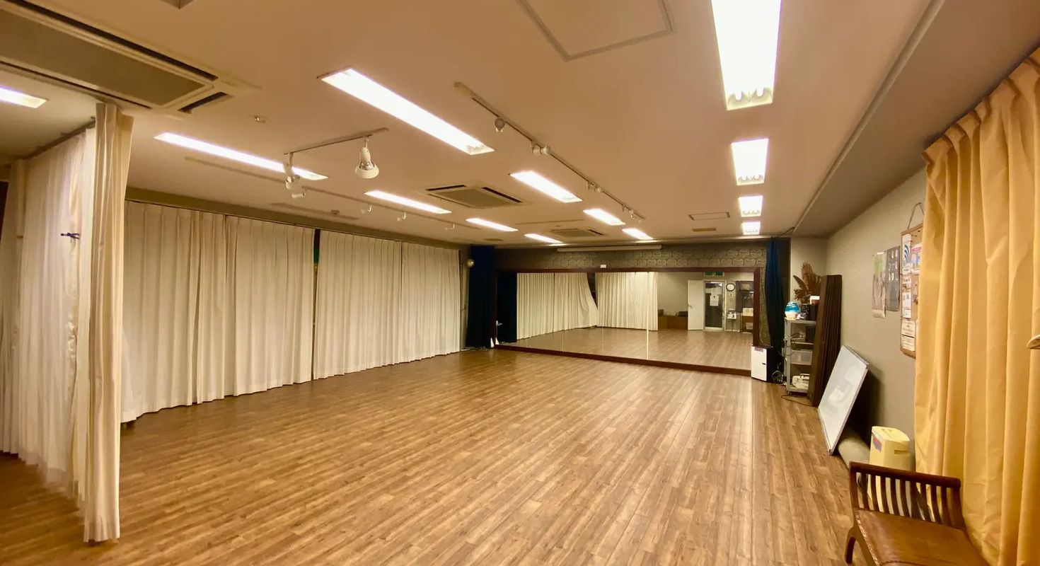 71㎡のフロアを誇り、ダンス、ヨガ、ワークショップなど、多様なアクティビティに対応可能な空間です。床はダンスやヨガに最適なクッション性のあるフローリングで、足に優しく、長時間の利用でも快適に過ごせます。天井が高く、開放感あふれる設計です。シンプルで清潔感のある内装は、どんな用途にも合わせやすく、柔軟にご利用いただけます。