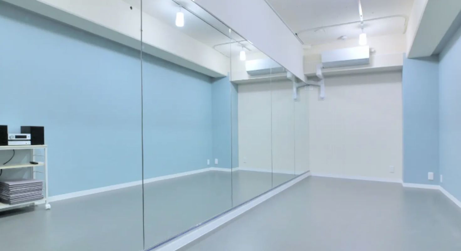 広さ 13.65㎡
利用人数目安 3名
床 リノリウム
鏡 1面
音響設備、更衣室(カーテン仕切)
LEDライト有、Wi-Fi、ヨガマット、撮影用スマホスタンド