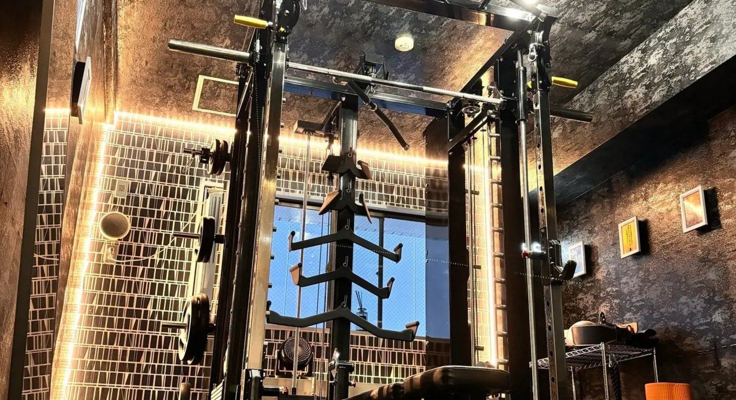オールインワンラックを完備しており、ウェイトトレーニングから懸垂、スクワットまで多彩なエクササイズに対応可能です!