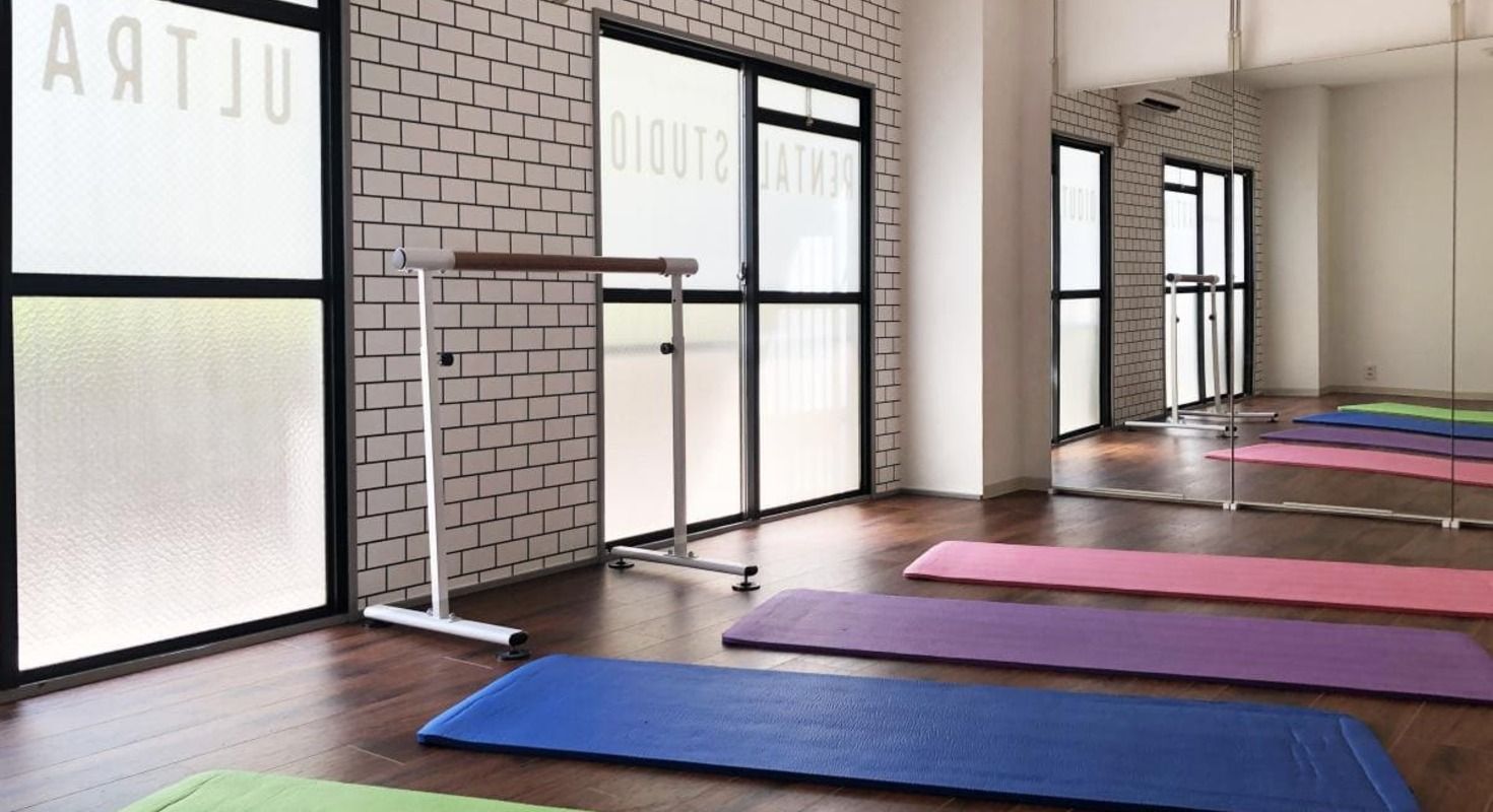 バレエバー、ヨガマット、トレーニング用具、照明、音響が充実、南堀江のレンタルスタジオULTRA。