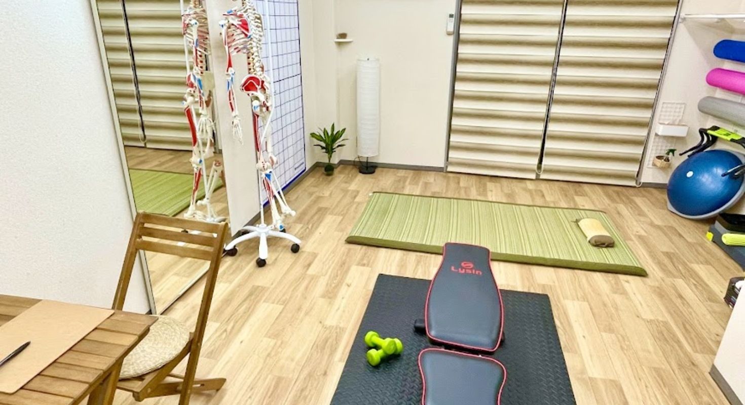 トレーニング器具とタイ古式マッサージ用マットが揃った手ぶらで利用できるトータルヘルスケア施設
