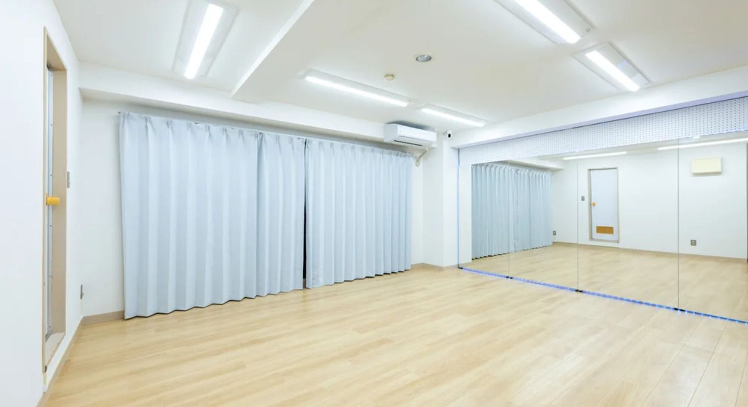 広さ28㎡で最大8人まで収容可能な空間は、ダンスやフィットネスのレッスンにも最適です
