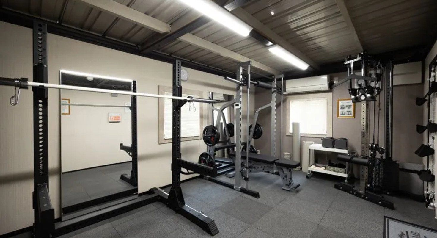 スクワットラック(ペンチプレス可)、スミスマシン、ファンクショナルトレーナー(ラットプルダウン可)/private gym CLARITY 梅田茶屋町店の室内写真