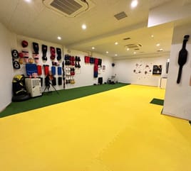 【茅場町駅徒歩1分】広々80平米！グローブ・ミット完備の完全個室ジム ヨガやピラティスもok
