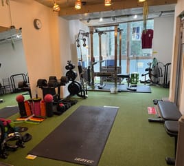 恵比寿・広尾駅近くの本格レンタルジム｜換気完璧で広々フリースペース、トレーニングやヨガ・ピラティスに KOTARO PRODUCTION 恵比寿GYM