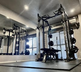 ◆海外風トレーニングが映えるお洒落なジム◆ 24時間利用可！圧倒的な清潔感と広々とした空間