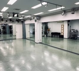 【京成稲毛駅 徒歩1分】ステージ照明と大音量設備完備のレンタルスタジオ