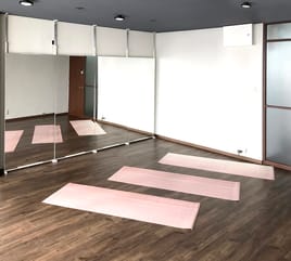 【靱公園1分・本町駅1分】大開口の窓から見える街並を眺めながらヨガダンス撮影ができるレンタルスタジオ レンタルスタジオウルトラ 本町駅・靱公園前店