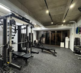 🚶‍♂️ 田原町駅徒歩3分！広々おしゃれなレンタルジム｜少人数トレーニング・貸切OK 💪 パーソナルジム BLAST 浅草店