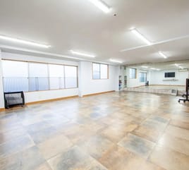 【川口駅西口】30名収容◎大型ミラー＆モニター完備｜パーティー・ダンス・会議に最適な多目的スペース