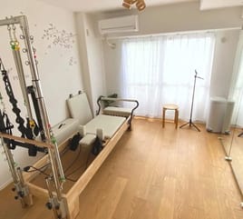 【池袋駅徒歩3分】タワー付きリフォーマー完備｜完全個室マシンピラティススタジオ