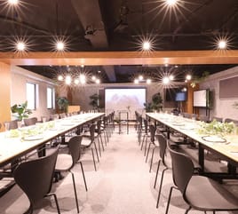 【新宿三丁目駅1分】80名収容・大型120インチスクリーン完備｜会議・セミナー・懇親会・パーティーに