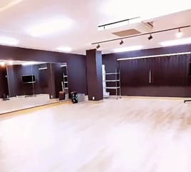 東銀座駅3分・銀座駅6分最大30名収容 鏡付き多目的レンタルスタジオAnotherONE＋GINZA