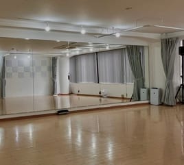 天神橋筋6丁目駅11番出口、大山ビル9階のダンススタジオ。音響設備、ヨガマット、着替えスペース有り B-studio 