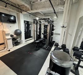【東銀座駅徒歩1分】モノクロ空間の本格プライベートジム【路面店】 ASAC GYM