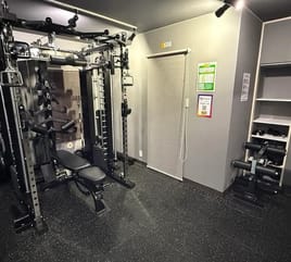 【新宿駅徒歩3分】スミスマシン、下半身専用マシン、可変式ダンベル完備の完全個室レンタルジム