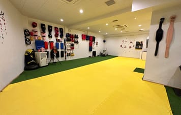 【茅場町駅徒歩1分】広々80平米！グローブ・ミット完備の完全個室ジム ヨガやピラティスもok