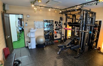 【新中野3分】静かで清潔な大人向けジム！ウェア/シューズ/タオル/水全て無料でInBody測定も可◎ HORNET GYM-新中野店-