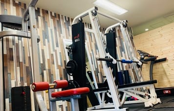 【大師駅徒歩すぐ】スミスマシン＆ラットマシン完備の40㎡レンタルジム『身体新変論VER』 身体新変論ヴェル