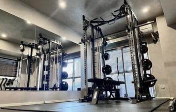 ◆海外風トレーニングが映えるお洒落なジム◆ 24時間利用可！圧倒的な清潔感と広々とした空間