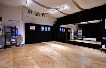 【天神駅徒歩4分】音響設備、鏡、プロジェクター完備。音楽、撮影、セミナーでも使えるプライベート空間！