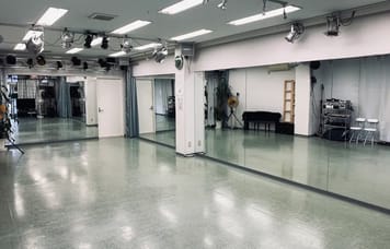 【京成稲毛駅 徒歩1分】ステージ照明と大音量設備完備のレンタルスタジオ
