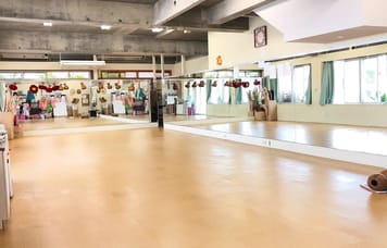 【沖縄・豊見城】広々とした鏡張りスペース！ダンス、ヨガ、余興練習に最適なレンタルスタジオ