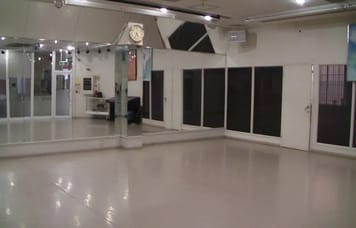 【京橋駅徒歩5分】ダンスやバレエに！天井の高さやフロアにこだわったレンタルスタジオ