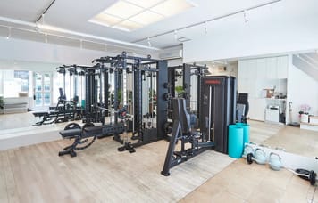 【目白駅徒歩2分】充実設備でパーソナルトレーニングやヨガが可能！35㎡の清潔感あふれるレンタルジム