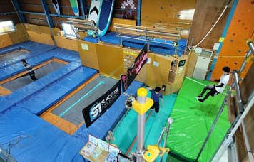 人気のボルダリングとスラックラインが楽しめる新感覚スポーツジム！遊びゴゴロ満載な大人の遊び場