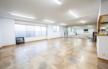 【川口駅西口】30名収容◎大型ミラー＆モニター完備｜パーティー・ダンス・会議に最適な多目的スペース