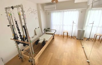 【池袋駅徒歩3分】タワー付きリフォーマー完備｜完全個室マシンピラティススタジオ