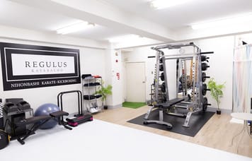 【茅場町、水天宮駅徒歩5分】スミスマシン、ダンベル、グローブ・ミット、完備の完全個室ジム パーソナルジムレグルス