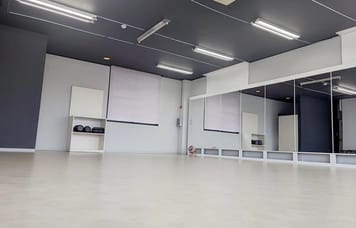 臼杵駅徒歩9分｜韓国風照明×ミラー完備の多目的レンタルスタジオ｜24時間利用可・Wi-Fi無料 BLT studio USUKI
