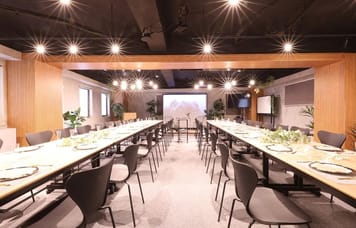 【新宿三丁目駅1分】80名収容・大型120インチスクリーン完備｜会議・セミナー・懇親会・パーティーに