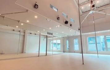 【京都・七条駅徒歩3分】天井高6.5m！Pole＆Aerial対応・一面鏡張りの74㎡スタジオ