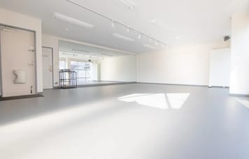 横浜・大口駅5分｜バレエ・ヨガに最適な全面リノリウムの明るいレンタルスタジオ【定期利用OK・換気◎】