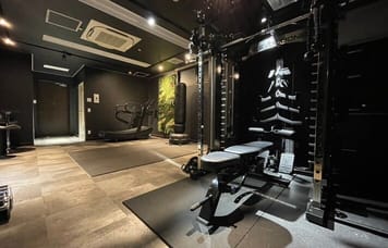 【関内駅から徒歩3分】オールインワンラック完備！洗練された完全個室レンタルジム