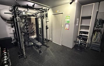 【新宿駅徒歩3分】スミスマシン、下半身専用マシン、可変式ダンベル完備の完全個室レンタルジム