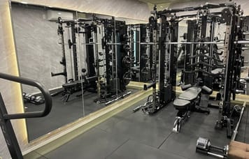 【新橋駅徒歩3分】オールインワンスミスマシン・可変式ダンベル完備の完全個室レンタルジム