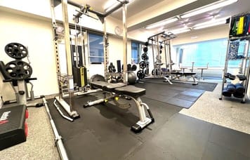 [東銀座駅3分]明るく清潔/広々54㎡最大6名迄利用可/パーソナル・合トレ「完全個室貸切ジム」 「GRIT GYM 銀座店」