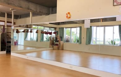 正面との壁が全面鏡張りになっており、正面の鏡は横幅13メートルと広いため、ダンスのリハーサルにもピッタリなスタジオ/レンタルスタジオ Waioliの室内写真