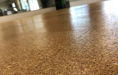 床材には、素足に優しく温かみのあるコルク調の素材を使用しています。/レンタルスタジオ Waioliの室内写真