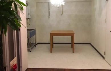 テーブルや水場あり/カルサロスタジオの室内様子
