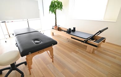 ピラティスリフォーマー、施術ベッド、その他ピラティスチェア、キャデラックも完備
