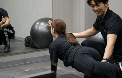 巨大鏡でフォームを確認しながら、効率的にトレーニング💪🪞