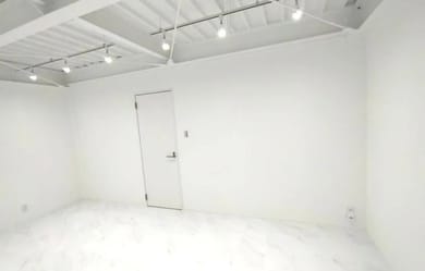 大型の鏡も完備!
室内にはエアコンもあるので季節問わず快適にご利用いただけます。